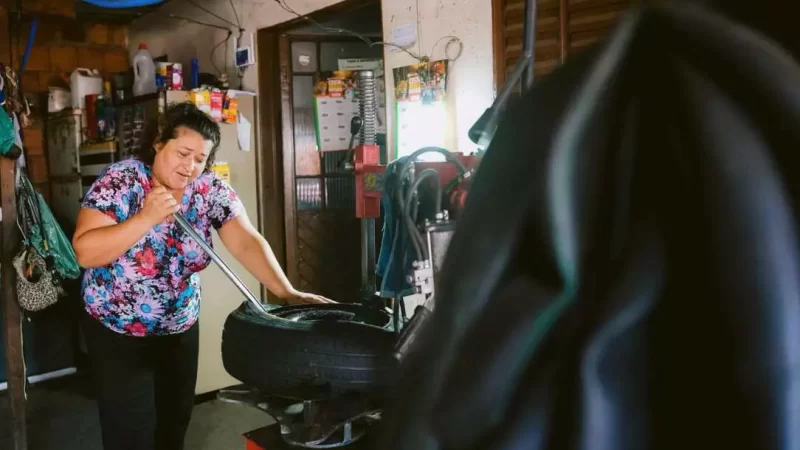 Borracheira trabalha até de madrugada e sustenta família com negócio em Campo Grande