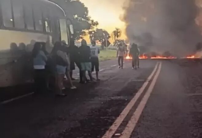 Indígenas bloqueiam MS-162 e cobram melhorias na estrada em Sidrolândia