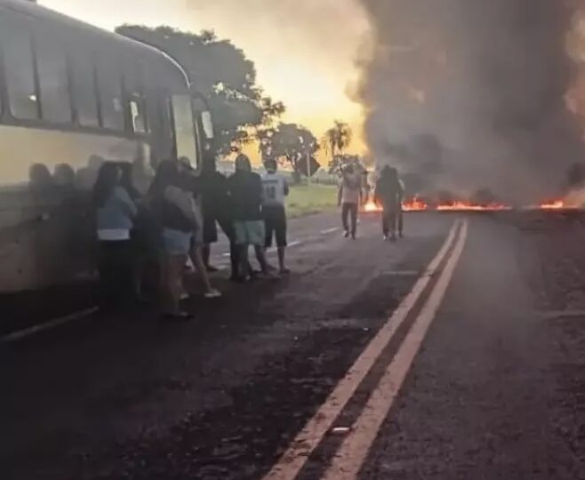 Indígenas bloqueiam MS-162 e cobram melhorias na estrada em Sidrolândia
