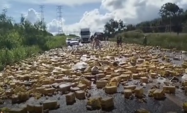 Carreta com carga de cerveja tomba na BR-262 e atrai curiosos