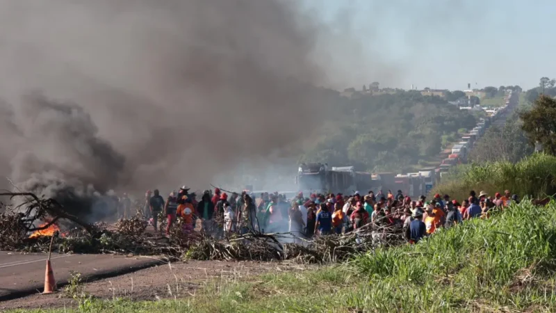 Protesto por reforma agrária bloqueia BR-163 e provoca fila de 16 km em Campo Grande