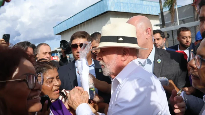 Lula surpreende ao sair do protocolo e cumprimenta apoiadores na chegada à COP15 em Campo Grande