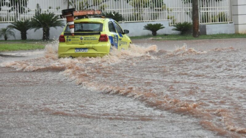 Chuva causa alagamentos rápidos no Centro de Campo Grande
