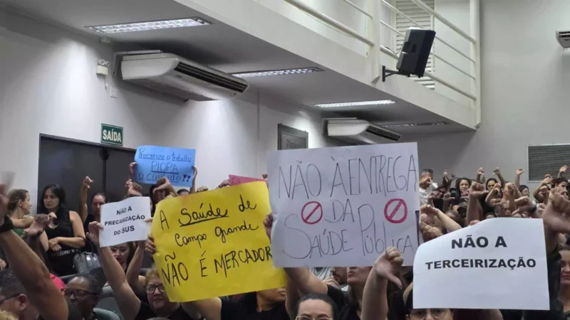 Servidores protestam na Câmara de Campo Grande contra terceirização da saúde