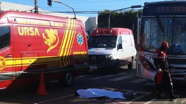 Motociclista morre após colisão com ônibus no corredor da Rua Brilhante