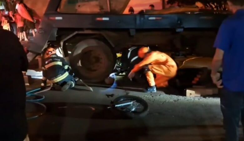 Motociclistas vão parar debaixo de caminhão em acidente em Dourados