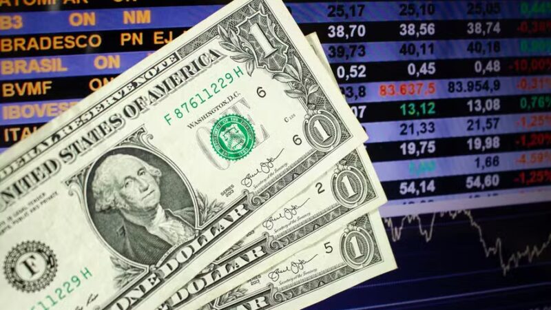 Dólar fecha em leve alta e Ibovespa sobe com tensão no Oriente Médio