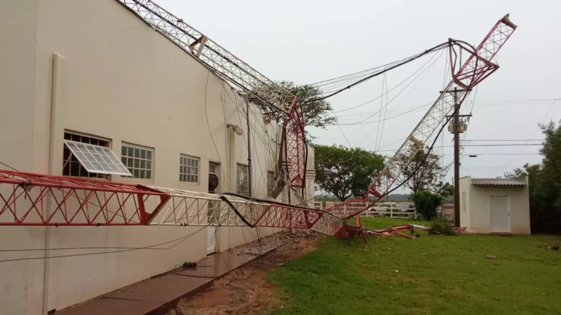 Temporal causa danos e deixa bairros sem energia em Rio Brilhante