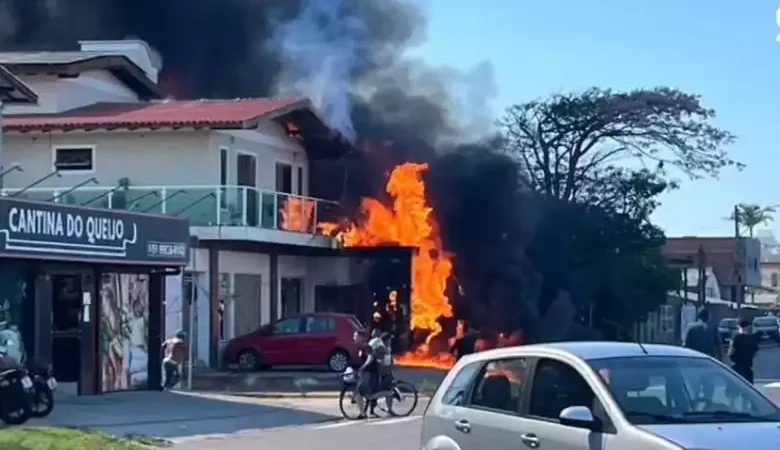 Avião de pequeno porte cai sobre restaurante no RS e deixa quatro mortos