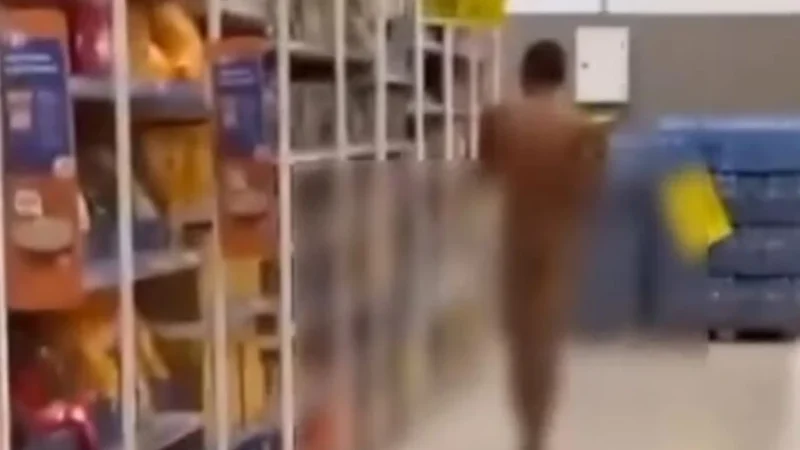 Homem é preso após invadir supermercado nu e cometer ato obsceno em shopping