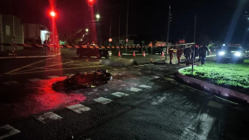 Motociclista morre após avançar sinal e atingir carro na Capital