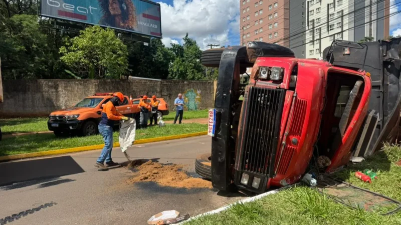 Caminhão sem freio tomba na Via Park após motorista evitar colisão