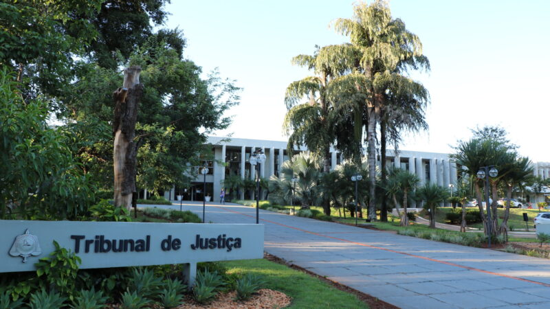 Faculdade é condenada por cancelar turma e obrigar aluna a estudar fora