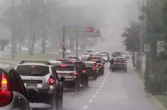 Chuva quebra calor e muda o tempo em Campo Grande com chegada de frente fria