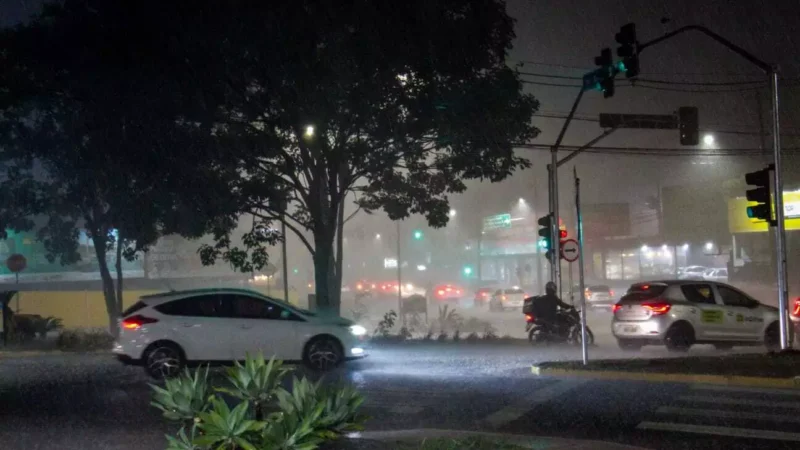 Chuva intensa alaga bairros de Campo Grande e derruba temperatura em poucas horas