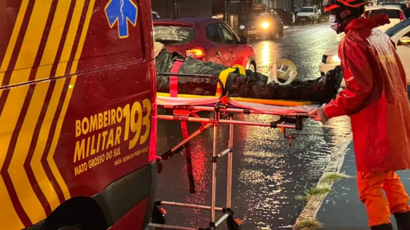 Militar fica ferido após acidente entre moto e carro durante chuva em Campo Grande