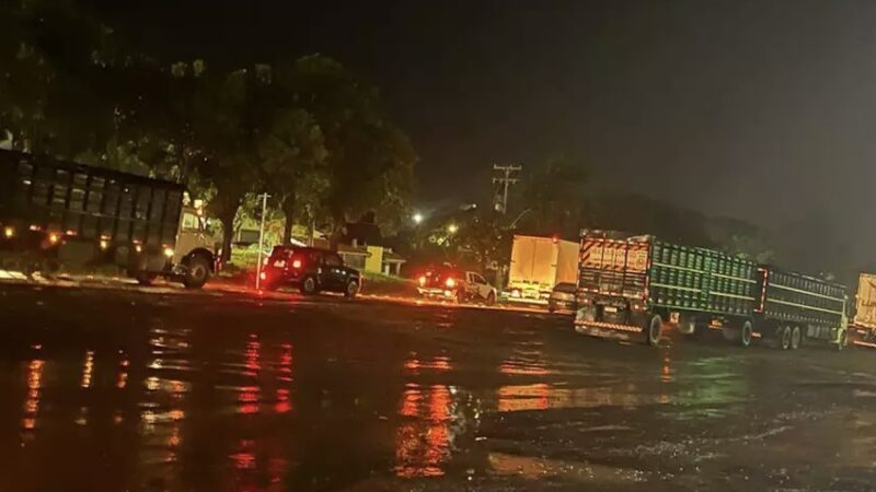 Acidente grave na BR-163 deixa dois mortos e causa congestionamento após carga de soja se espalhar