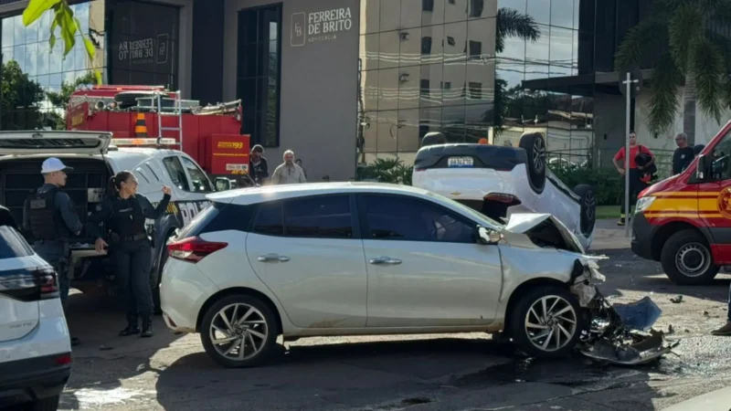 Batida entre carros termina em capotamento no Centro de Campo Grande