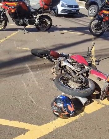 Motociclista fica ferido após colisão envolvendo dois veículos em Campo Grande