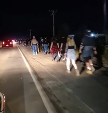 Trânsito trava e público segue a pé pela BR-262 para show do Guns N’ Roses em Campo Grande