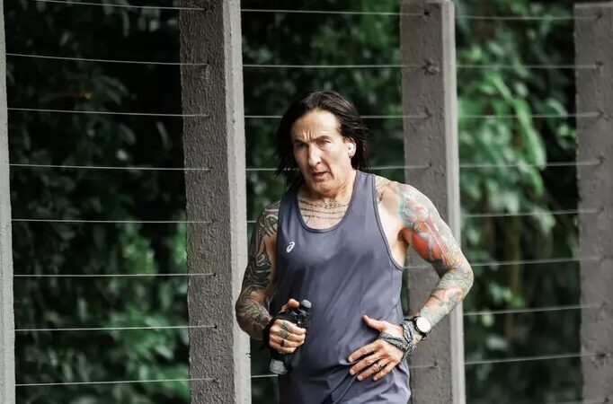 Guitarrista do Guns N’ Roses é visto correndo em parque de Campo Grande