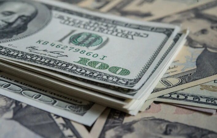 Dólar cai abaixo de R$ 5 e Ibovespa bate recorde histórico com alívio no cenário externo