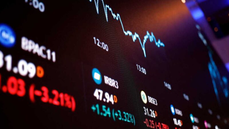 Dólar cai pelo quinto dia seguido e volta a fechar abaixo de R$ 5