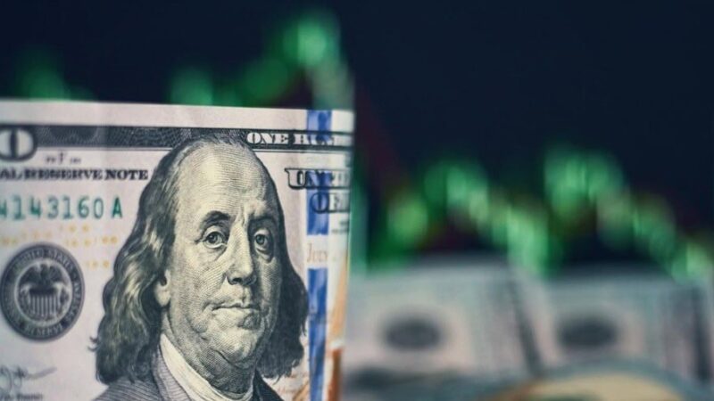 Dólar fecha abaixo de R$ 5 com leve queda e mercado cauteloso