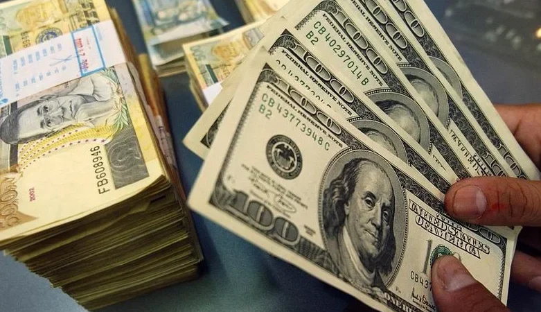 Dólar oscila acima de R$ 5,00, mas fecha praticamente estável com cautela do mercado