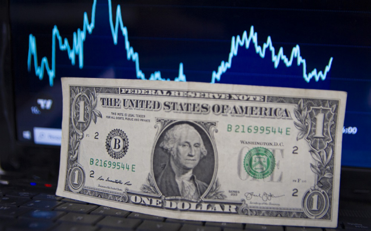 Dólar recua com alívio geopolítico, mas fecha acima de R$ 4,98