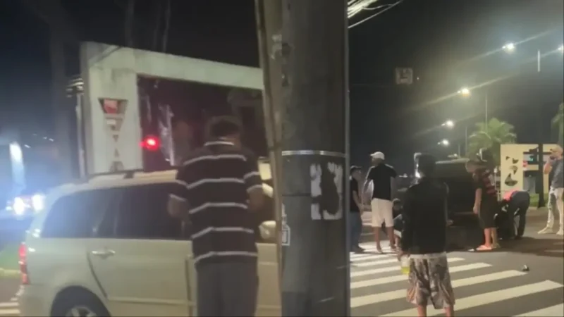 Carro capota em cruzamento movimentado de Campo Grande e motorista é socorrido