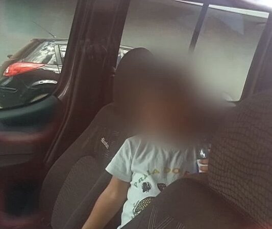 Mulher é denunciada após deixar filha trancada em carro enquanto estava em bar em Campo Grande