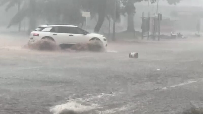 Temporal transforma avenida em rio e causa transtornos em Campo Grande