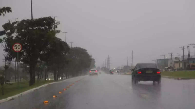 Chuva intensa muda o tempo e derruba temperatura rapidamente em Campo Grande