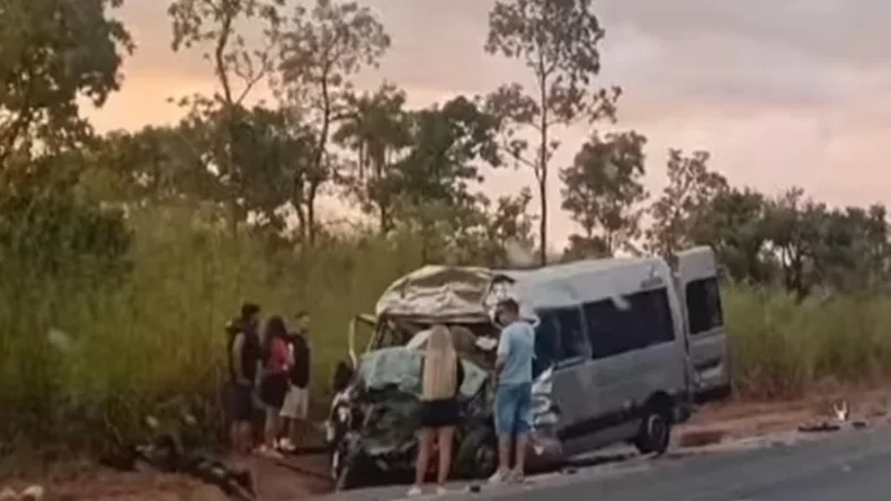 Tragédia na BR-020: colisão entre três veículos deixa 8 mortos