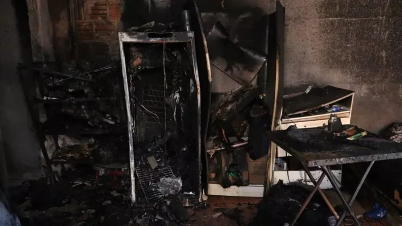 Professor tem casa incendiada pelo ex em Campo Grande e perde tudo após violência