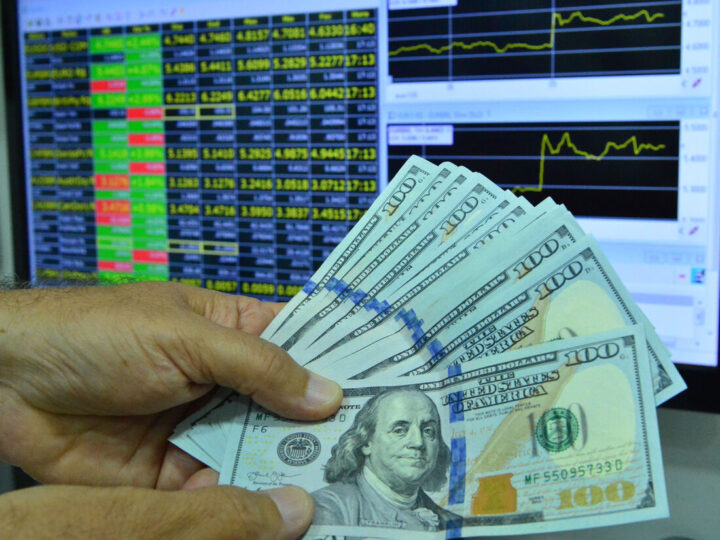 Dólar fecha estável e Bolsa recua após feriado com tensão externa no radar