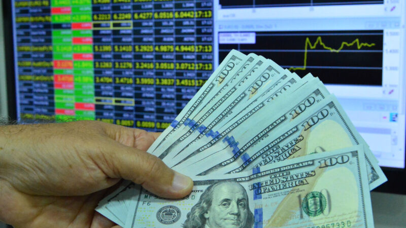 Dólar fecha estável e Bolsa recua após feriado com tensão externa no radar