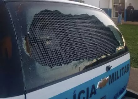 Jovem preso após briga em festival “Cê Tá Doido” quebra vidro de viatura da PM em Campo Grande