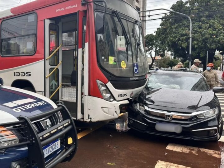 Batida entre carro e ônibus no Centro deixa quatro feridos em Campo Grande