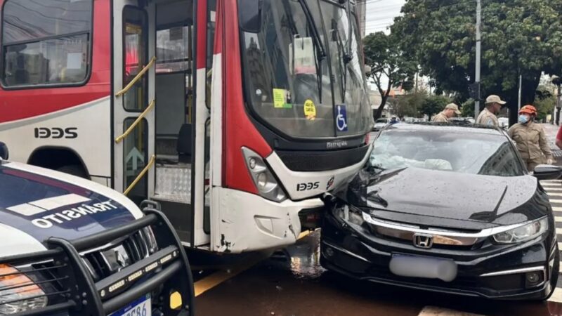 Batida entre carro e ônibus no Centro deixa quatro feridos em Campo Grande