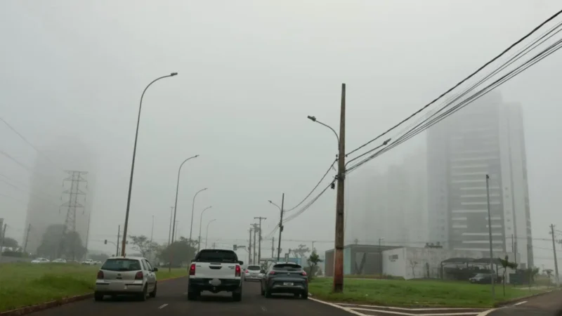 Manhã com neblina marca virada no tempo em Campo Grande após dias de ar seco