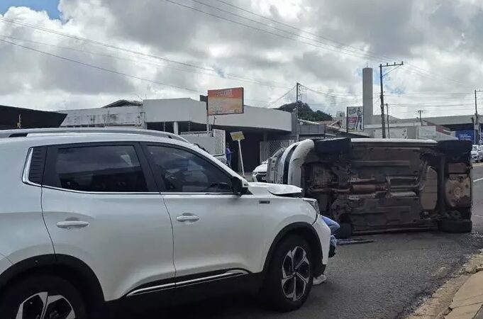 Carro capota após colisão e provoca lentidão no trânsito no Santa Fé