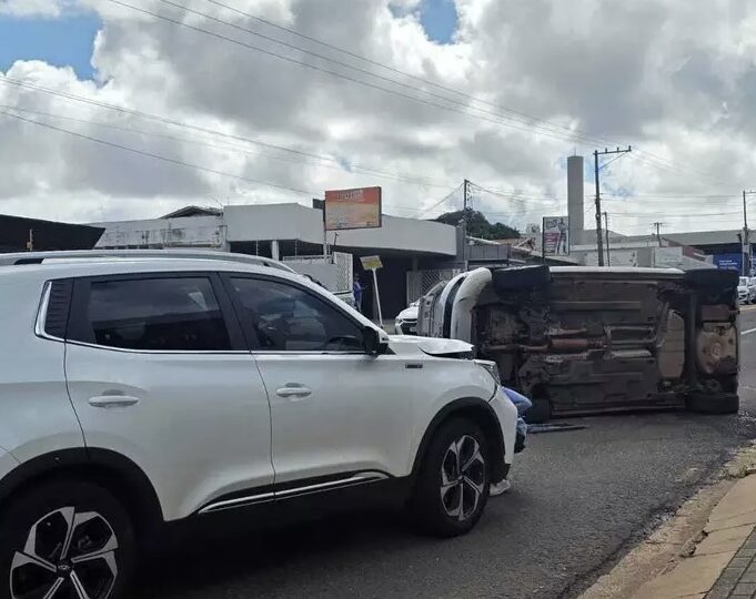 Carro capota após colisão e provoca lentidão no trânsito no Santa Fé