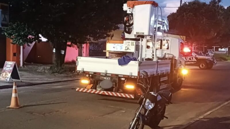 Motociclista fica em estado grave após acidente com caminhão em Campo Grande