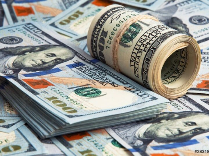 Dólar recua levemente com tensão global; bolsa cai pressionada por cenário externo