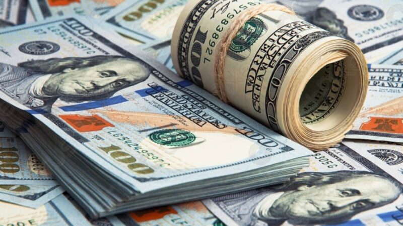 Dólar recua levemente com tensão global; bolsa cai pressionada por cenário externo