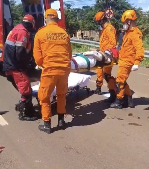 Parada repentina para resgatar cachorro termina em acidente grave na Duque de Caxias