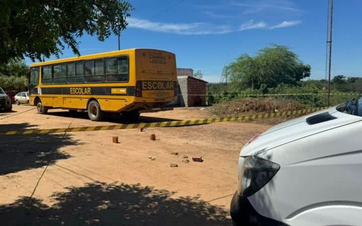 Tragédia em aldeia: menino de 7 anos morre atropelado por ônibus escolar