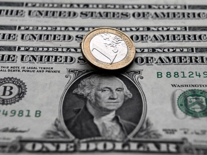 Dólar volta a R$ 5 com pressão externa e cautela do Fed